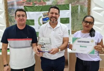 Prefeito Paraíba conquista prêmio destaque por investimentos na Educação de Morros