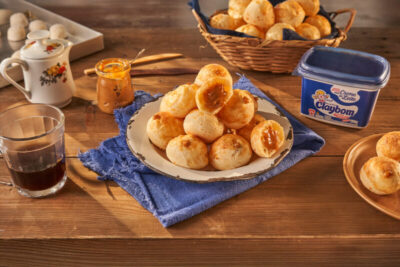 Dia do Pão de Queijo: Aprenda a fazer uma versão recheada com doce de leite do tradicional prato da culinária mineira