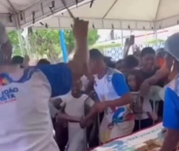 Bolo de aniversário de São João Batista some em segundos durante festa dos 67 anos