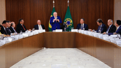 Presidente Lula alerta auxiliares a serem cautelosos ao se envolverem nas eleições municipais do ano que vem