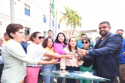 Presidente da Câmara Municipal entrega veículos e anuncia pacote de obras