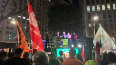 ‘Meu país não é seu quintal’: brasileiros ressaltam soberania em frente ao consulado dos EUA no Rio