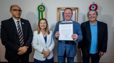 Iracema Vale participa do ato de assinatura que institui programa ‘Casa Esperança’