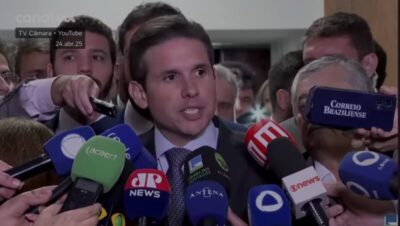 Hugo Motta recua e segura projeto de anistia: pressão política e articulações nos bastidores moldam cenário na Câmara