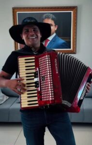 Vídeo : Bruno Silva convida a todos para o Festejo de Santana em Coelho Neto com a participação de Natazinho Lima e Tarcísio do Acordeon