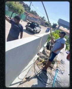 Equipe hidráulica da gestão do prefeito Neto Carvalho, faz limpeza do poço na escola São Manoel.
