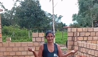 Prefeito Paulo Curió e a primeira Dama Eva Cúrio dão início a construção de mais uma casa para uma família pobre de Santa Helena