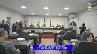 ENQUANTO ISSO: NA CÂMARA DE SÃO JOSÉ DE RIBAMAR, VEREADOR SE ESCONDE ATRÁS DE PORTA DE BANHEIRO PARA NÃO OUVIR COLEGA PARLAMENTAR NA TRIBUNA.
