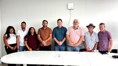 Deputado Segundo participa de reunião no INCRA ao lado do prefeito Samuel Ribeiro, de São Pedro da Água Branca