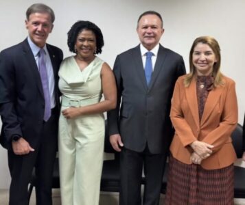 Vice-prefeita de São Luís aparece em foto com Brandão e aliados