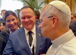 Brandão e a primeira-dama do Maranhão participam de audiência com o papa Leão XIV, no Vaticano