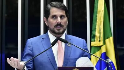Marcos do Val tenta resistir, mas PF instala tornozeleira eletrônica