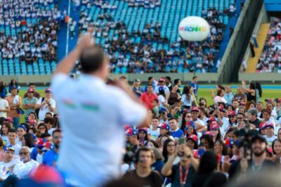 “Promessa frustrada: SEDUC reúne 15 mil alunos no Castelão e distribui só 20 tablets”
