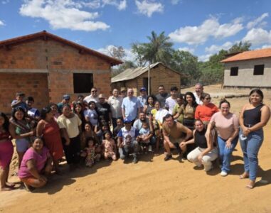 Construções de casas rurais são vistoriadas por Hildo Rocha e Gilson Guerreiro
