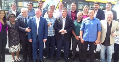 Governador Flavio Dino entrega ônibus escolar para o município de…