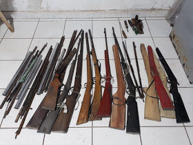 POLÍCIA PRENDE HOMEM DE 50 ANOS SOB SUSPEITA DE FABRICAR ARMAS DE…