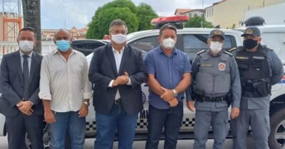 O Prefeito Lindomar Lima de Araújo recebe viaturas do Governo do…