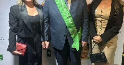 PREFEITO TRATORZÃO RECEBE PRÊMIO DE AMIGO DA CRIANÇA