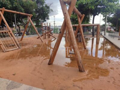 Água represada preocupa moradores em torno da Praça da Bíblia