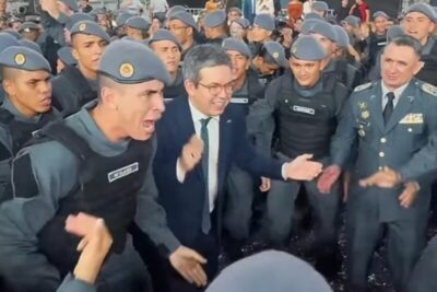 Randolfe canta em cerimônia da PM e divide opiniões na esquerda