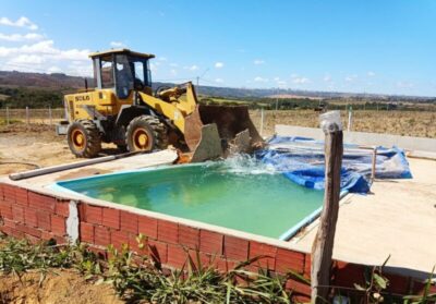 DF desmonta parcelamento irregular com 53 lotes às margens de córrego em Ceilândia