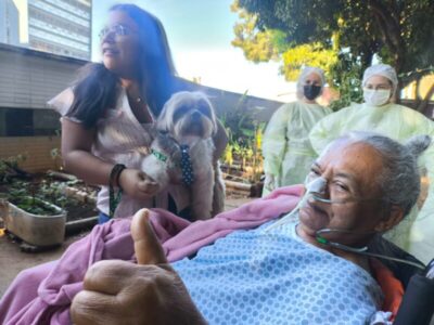 Hospital de Base promove visita especial com familiares e cachorro para paciente internado