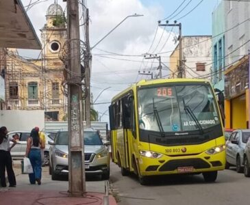Estacionamento irregular em calçadas no Centro trava micro-ônibus e provoca acidente