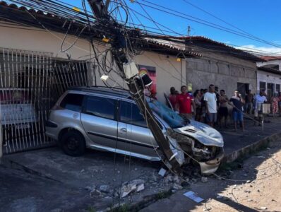 Carro de passeio atropela pedestre e colide em poste da rede elétrica em Paço do Lumiar, na Grande São Luís