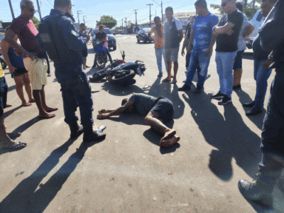 Acidente entre carro e moto é registrado na Praça Gomes de Sousa, em Itapecuru Mirim/MA.