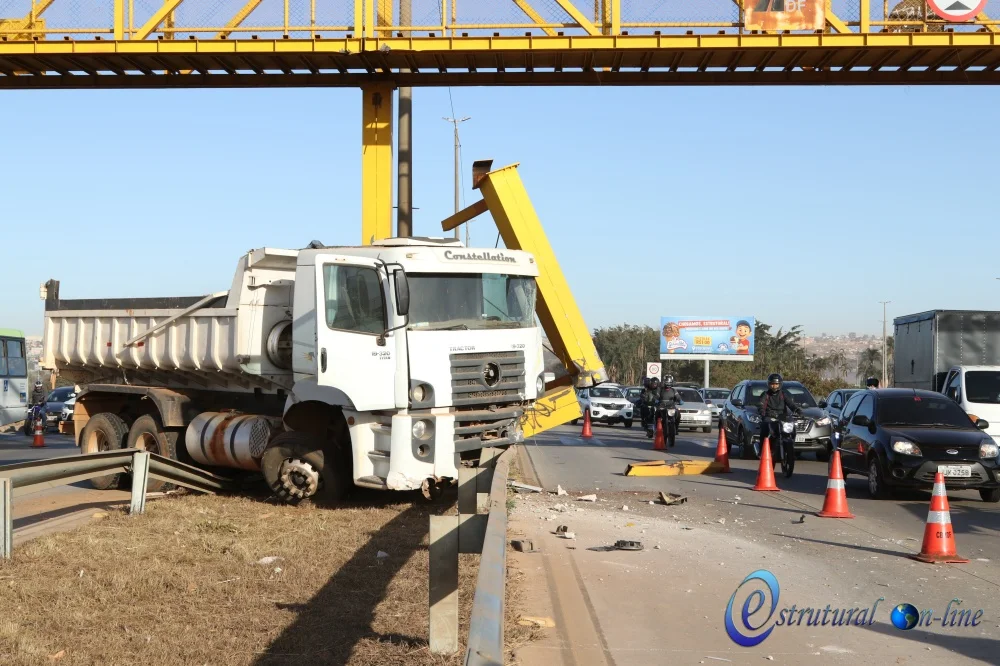 Caminhão-caçamba bate em passarela na Via Estrutural e causa longos congestionamentos nas duas pistas; veja as imagens
