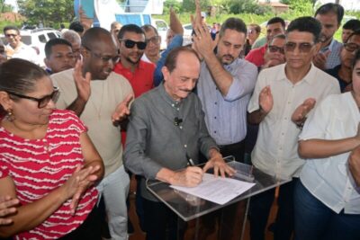 Prefeito assina ordem de serviço para início imediato de obras na estrada do Apicum.