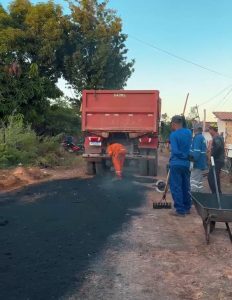 Prefeito de Porto Rico Aldo Brown, acompanha serviços de pavimentação asfáltica no Parque Betel