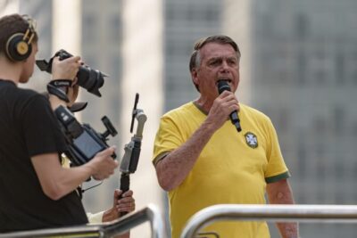 Moraes autoriza Bolsonaro a receber visita de filhos e outros familiares em prisão domiciliar