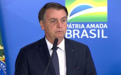 Bolsonaro passa mal e é transferido de helicóptero para hospital