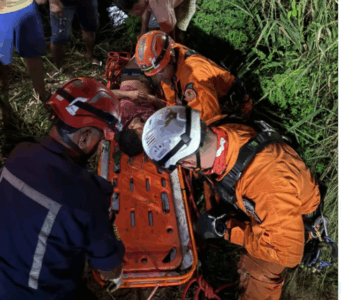 Bombeiros resgatam homem que caiu em ribanceira com 150 metros de profundidade