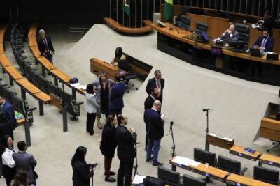 Câmara vota urgência de projeto que reduz benefícios fiscais federais
