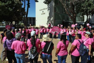 Câncer de mama: manifestação cobra acesso a tratamento aprovado no SUS