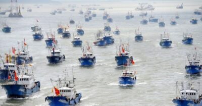 Centenas de navios chineses estão devastando os recursos do mar brasileiro e desafiando a Marinha