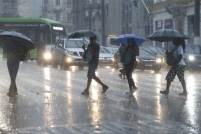 Chuvas causam alagamentos e transtornos na Baixada Santista