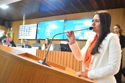 Clara Gomes propõe PL de conscientização sobre o uso de telas