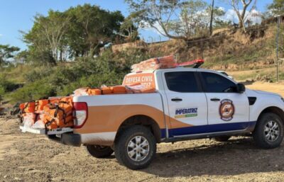 Coletes salva-vidas são entregues pela prefeitura para barqueiros das praias do Rio Tocantins
