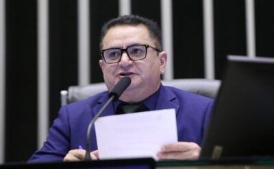 Comissão aprova determinação de que escolas substituam sons estridentes por música pra preservar aluno com autismo