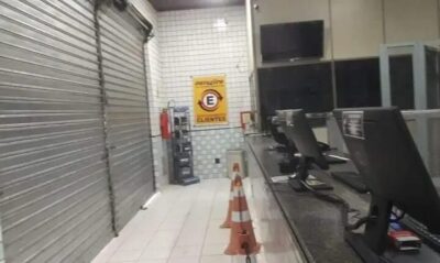 Homem perde noção do tempo em banheiro e fica trancado em loja de autopeças