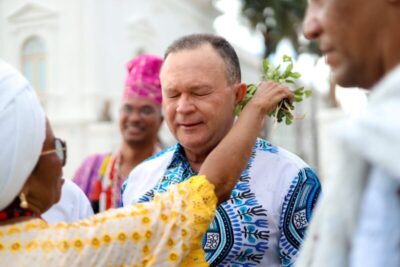 IMAGEM DO DIA! Brandão “bate tambor” e mostra ser um Governador de todas as tribos