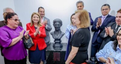 Alema homenageia professora Rosa Castro com busto e renomeação da…