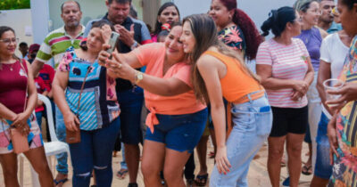 Amanda Gentil participa de almoço, bate uma bola e esbanja…