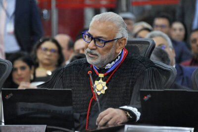 Desembargador Eulálio Figueiredo é diplomado e recebe medalha do TJMA