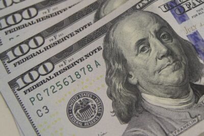 Dólar cai para R$ 5,56 à espera de pacote fiscal