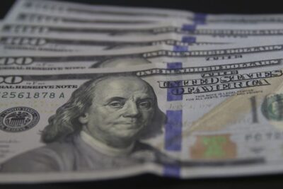 Dólar fica estável após prisão domiciliar de Bolsonaro e ata do Copom