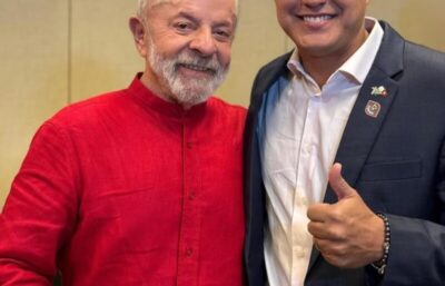 Lula faz questão de registrar fotos ao lado de Felipe Camarão